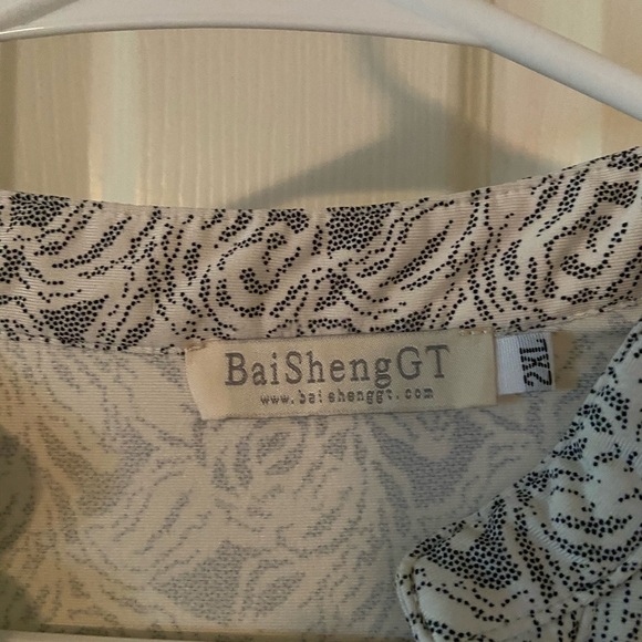 Floral Print V-Neck Tunic Top in White and Black - Picture 3 of 4